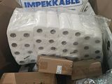 Des paquets de papier toilette sont empilés les uns sur les autres dans une pièce