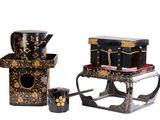 un ensemble d'objets noirs et dorés sur fond blanc
