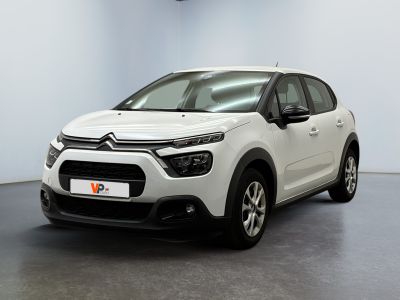 La Citroën blanche est garée dans une grande pièce