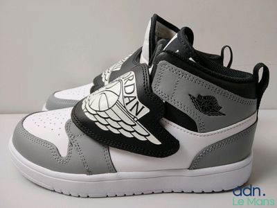 Nike Air Jordan 1 Mid gris / blanc - noir - blanc