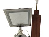 une photo d'une lampe de bureau sur laquelle est posé un miroir