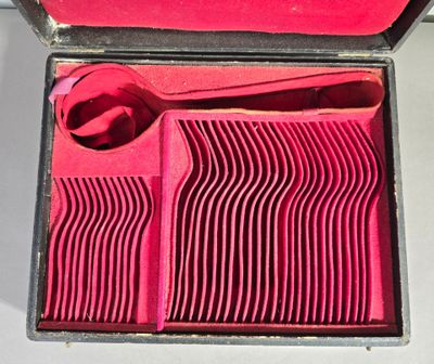 une boîte rouge contenant un ensemble d'ustensiles en plastique