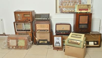 de nombreuses vieilles radios posées par terre les unes à côté des autres
