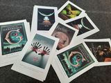 un grand nombre de livres posés sur le sol
