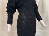 le dos d'une robe noire en maille sur un mannequin, un mannequin, un mannequin, un mannequin, un mannequin, un mannequin, un mannequin, un mannequin, un mannequin, un mannequin, un mannequin, un mannequin, un mannequin, un mannequin, un mannequin, un mannequin, un mannequin, un mannequin, un mannequin, un mannequin, un mannequin, un mannequin, un mannequin, un mannequin, un mannequin, un mannequin, un mannequin, un mannequin, un mannequin, un mannequin, un mannequin, un mannequin, un