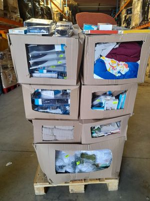 boîtes empilées les unes sur les autres sur une palette dans un entrepôt