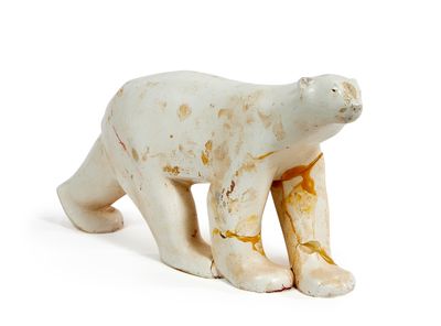 statue d'un ours polaire sur fond blanc, posée sur une surface blanche