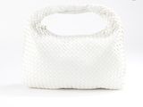 le sac tissé blanc est posé sur une surface blanche