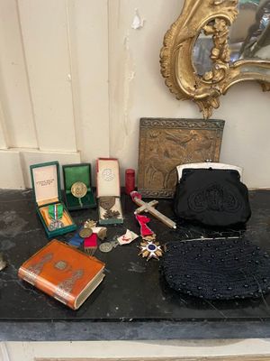 une table sur laquelle se trouvent un sac à main, un sac à main, un livre et d'autres objets