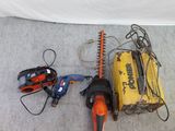 de nombreux outils posés à même le sol