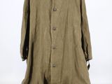 une image d'un manteau sur un support de mannequin