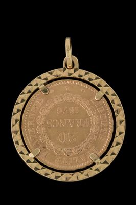 un gros plan d'une médaille d'or sur fond noir