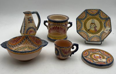 cinq pièces de poterie posées sur une surface blanche
