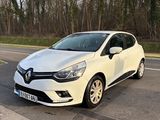 la voiture blanche est garée sur le côté de la route