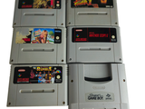 deux jeux Nintendo posés l'un à côté de l'autre sur une table