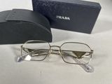 une paire de lunettes posée sur une table à côté d'un étui noir