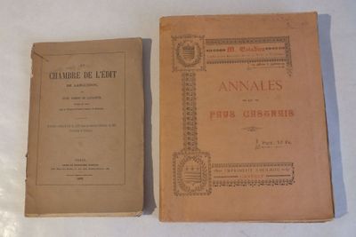 un vieux livre posé sur une table à côté d'un autre livre