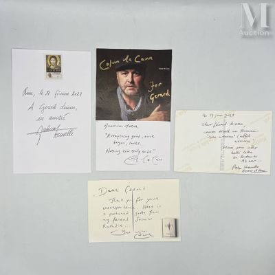 un réfrigérateur sur lequel sont collées plein de cartes postales