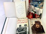 Plusieurs livres sont exposés dans une vitrine posée sur une table