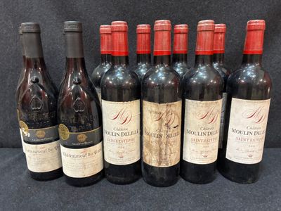 plusieurs bouteilles de vin sont alignées sur une table