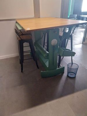 une table et des chaises dans une pièce avec fenêtre