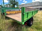 un camion vert garé dans l'herbe