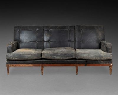 MAISON JANSEN - XXème siècle. CANAPE trois places Il repose …