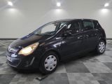 la photo d'une voiture noire garée dans un garage