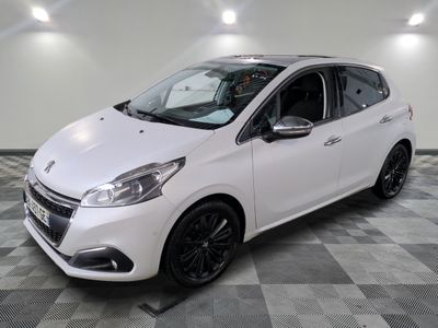 la voiture blanche est garée sur un sol en damier dans le garage