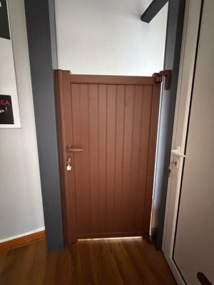une porte dans le couloir menant à une salle de bains