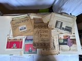 une table sur laquelle sont posés tout un tas de vieux livres