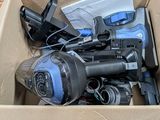 une boîte en carton remplie d'objets hétéroclites sur une table