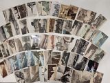 beaucoup de vieilles photos en noir et blanc accrochées au mur