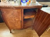un meuble en bois avec un plateau en marbre dans une pièce