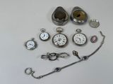 de nombreux types de montres et de bracelets disposés sur une table
