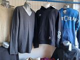 beaucoup de vêtements exposés sur une table