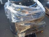 un chariot sur lequel est posé un casque, dans un parking