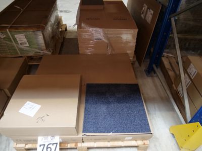de nombreux cartons empilés sur une palette dans un entrepôt