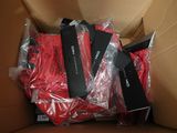 une boîte en carton contenant tout un tas d'objets rouges