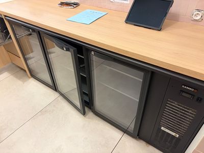 un ordinateur portable posé sur le plan de travail d'une cuisine
