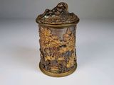 une image représentant une boîte décorative ornée d'un oiseau