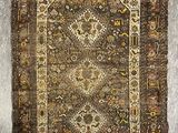 un tapis marron et beige orné d'un motif en médaillon
