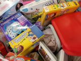 un tas de jouets d'enfants et des jouets dans un panier