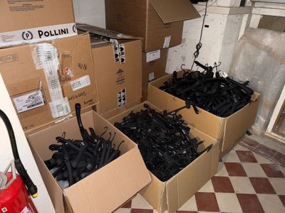 de nombreuses boîtes de parapluies dans une pièce au sol à carreaux