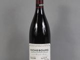 une bouteille de vin rouge posée sur une table en verre