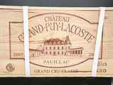 une boîte en bois sur laquelle est collée une étiquette indiquant « château grand - chiot - lacoste »