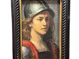 portrait d'un jeune homme portant un chapeau argenté et un gilet rouge