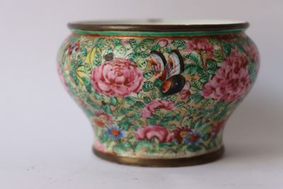 un vase avec un oiseau posé sur une table