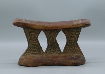 un vieux banc en bois orné d'un motif sculpté