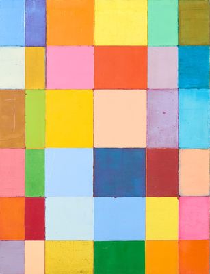 Des blocs aux couleurs vives sont disposés en carré sur un mur